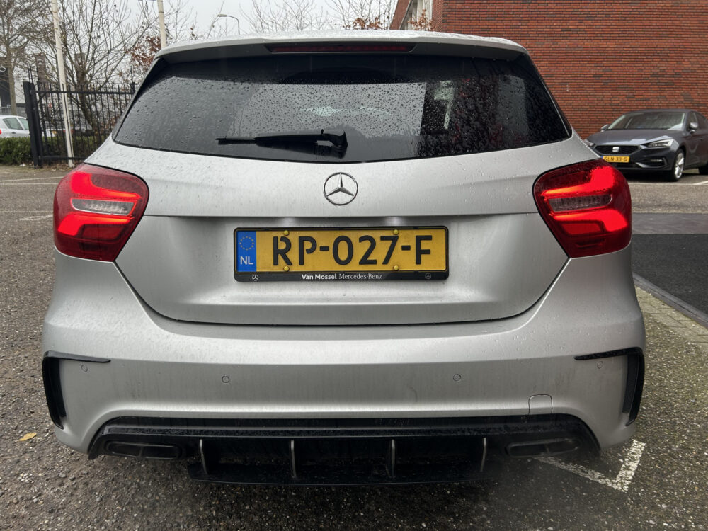 Mercedes-Benz A-Klasse 180 AMG Night pakket // FULL LED // NAVI // PANO/SCHUIFKANTELDAK // PDC V+A // CRUISE 5