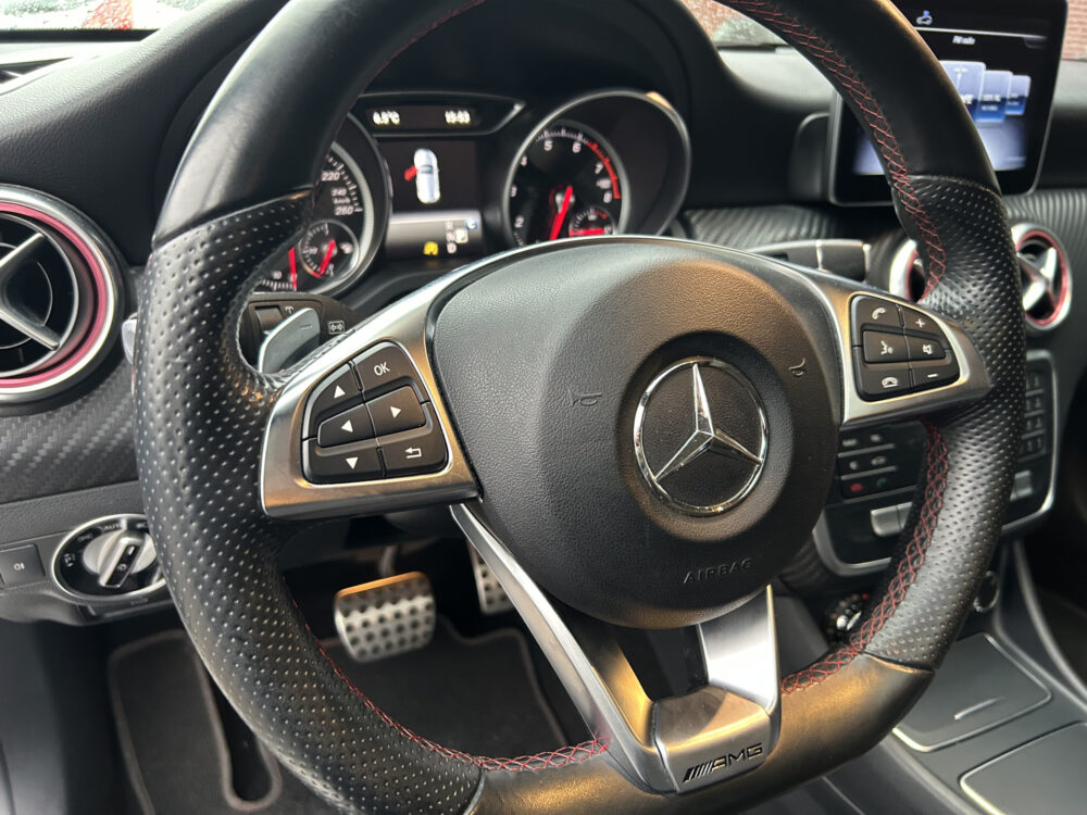 Mercedes-Benz A-Klasse 180 AMG Night pakket // FULL LED // NAVI // PANO/SCHUIFKANTELDAK // PDC V+A // CRUISE 6