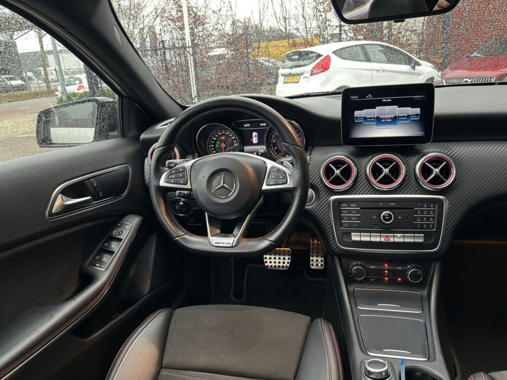 Mercedes-Benz A-Klasse 180 AMG Night pakket // FULL LED // NAVI // PANO/SCHUIFKANTELDAK // PDC V+A // CRUISE 7