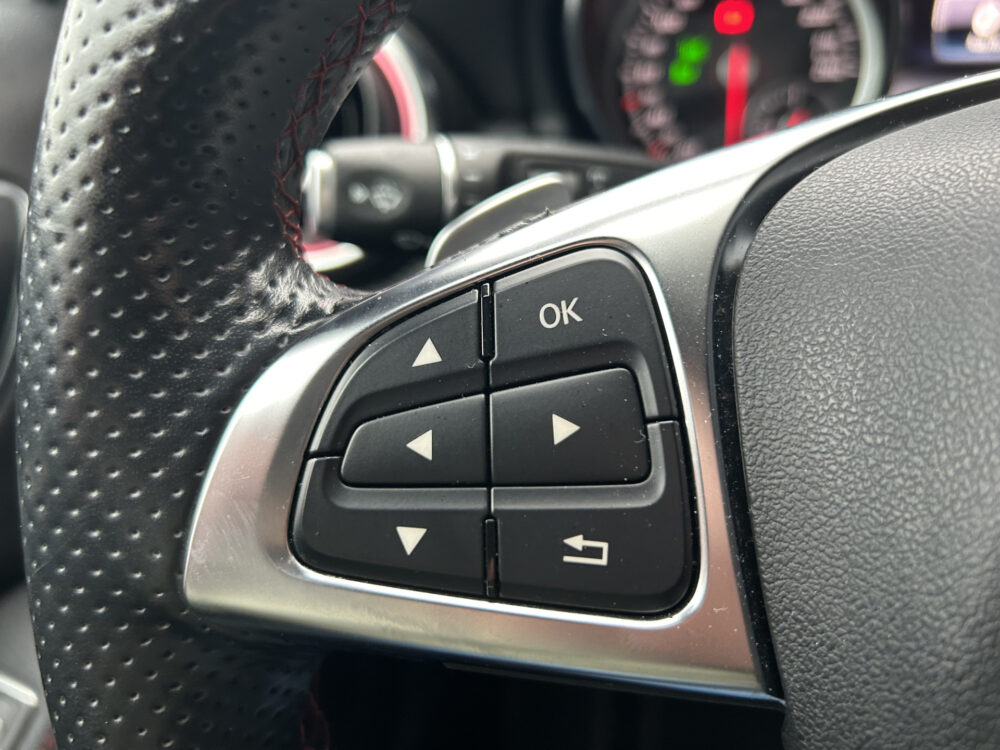 Mercedes-Benz A-Klasse 180 AMG Night pakket // FULL LED // NAVI // PANO/SCHUIFKANTELDAK // PDC V+A // CRUISE 9