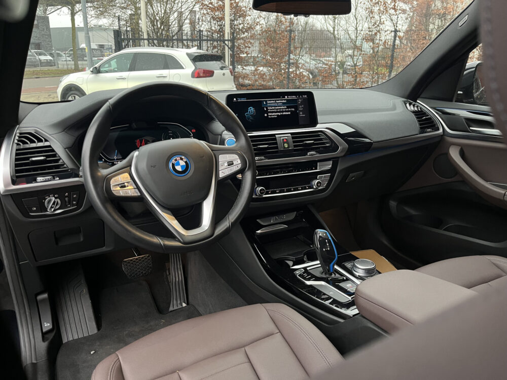 BMW iX3 High Executive 80 kWh // LEDER // ELEK.STOEL + GEHEUGEN // SCHUIF-KANTELDAK // CAMERA+SENSOREN // ELEK. KLEP // CARPLAY + NAVI / 19