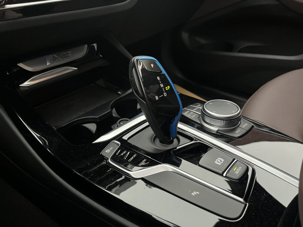 BMW iX3 High Executive 80 kWh // LEDER // ELEK.STOEL + GEHEUGEN // SCHUIF-KANTELDAK // CAMERA+SENSOREN // ELEK. KLEP // CARPLAY + NAVI / 25