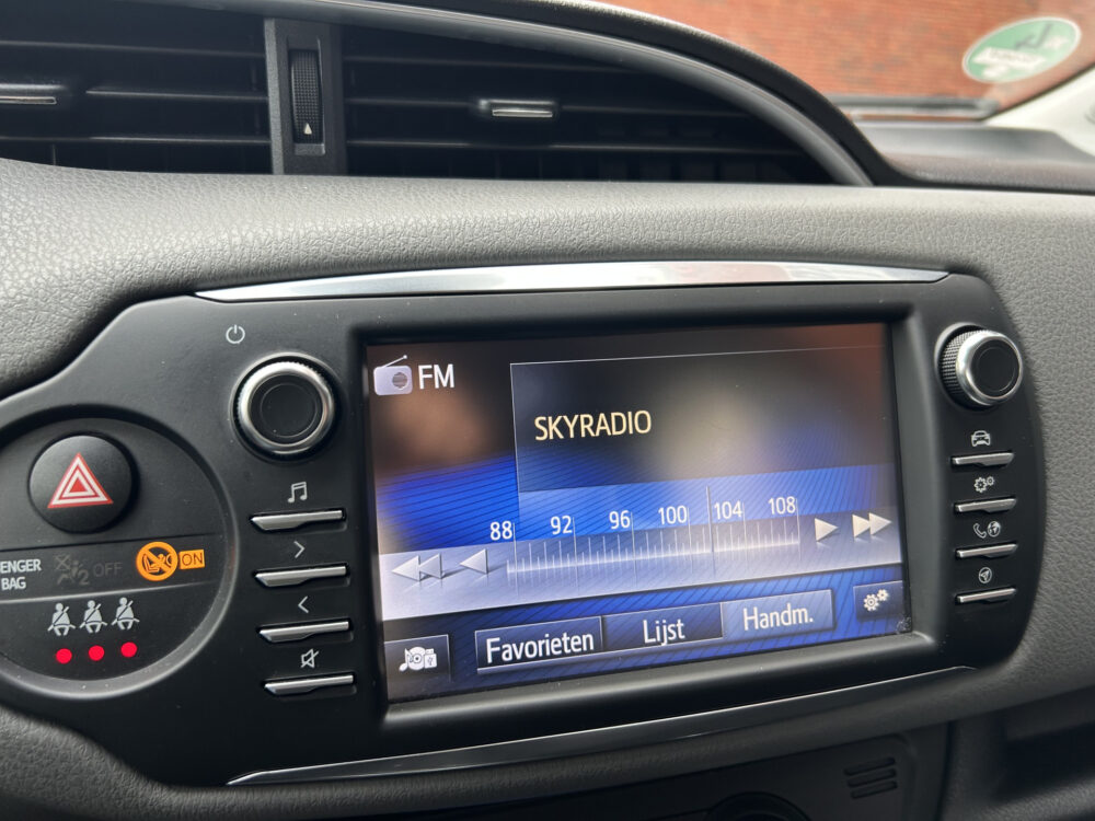 Toyota Yaris 1.5 Hybrid Energy // NAVI // CRUISE // CLIMA // PARKEERCAMERA // 17