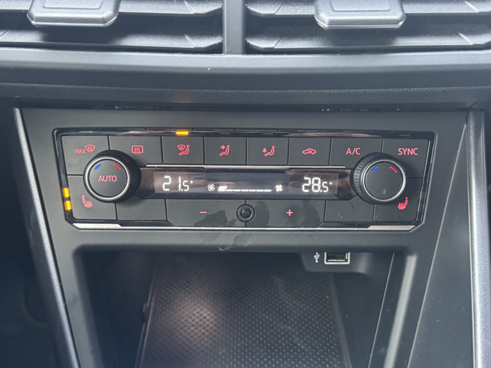 Volkswagen Polo 1.0 TSI Comfortline Business // LED // CLIMA // NAVI // PARKEERSENSOREN V+A // STOELVERWARMING // 19