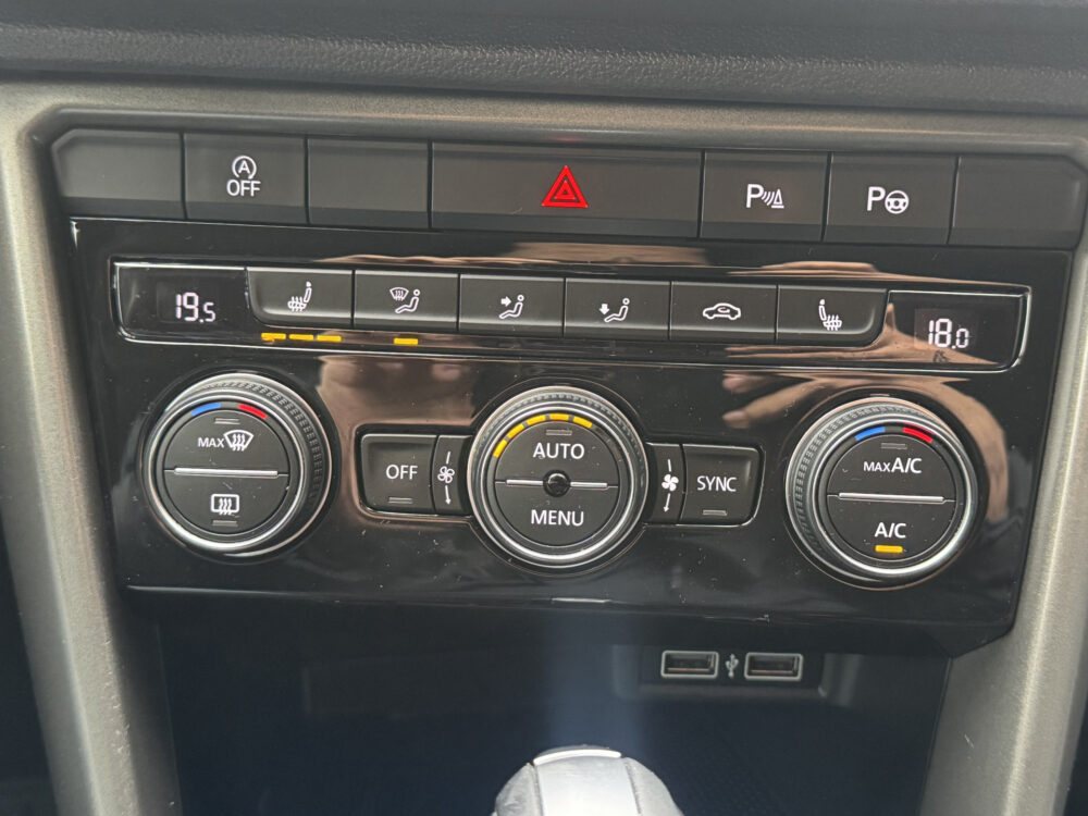 Volkswagen T-Roc 1.5 TSI Sport Business R-Line // NAVI // CAMERA // APPLE CARPLAY- ANDROID AUTO // ELEK. ACHTERKLEP // ADAPTIVE CRUISE // 19