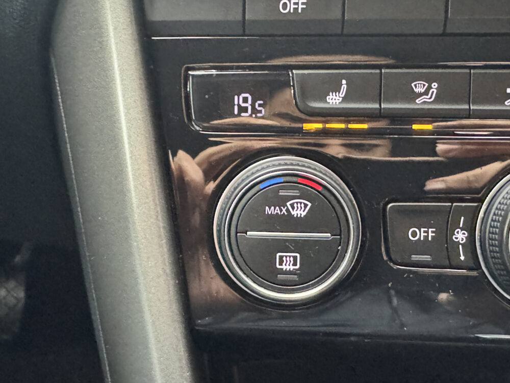 Volkswagen T-Roc 1.5 TSI Sport Business R-Line // NAVI // CAMERA // APPLE CARPLAY- ANDROID AUTO // ELEK. ACHTERKLEP // ADAPTIVE CRUISE // 20