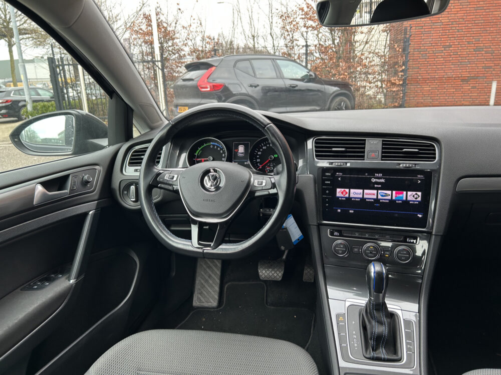 Volkswagen e-Golf e-Golf Highline SOH 90% // FULL LED // NAVI + CARPLAY // PDC V+A // ADAPTIVE CRUISE // CLIMA 7