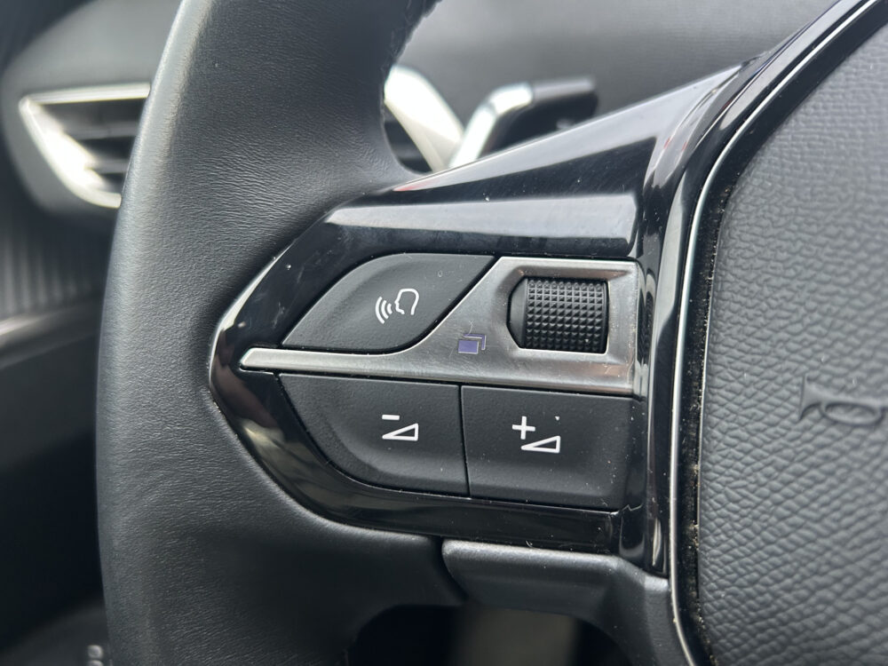 Peugeot 3008 1.6 HYbrid 225 Allure // FULL LED // NAVI + CARPLAY // CAMERA // CLIMA // PDC V+A // CRUISE 9