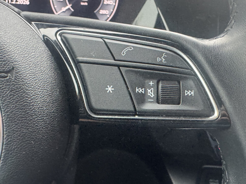 Audi A3 Sportback 40 TFSI e Business edition // S-LINE!! // NAVI // PDC // STOELVERWARMING // CRUISE // CLIMA // 12