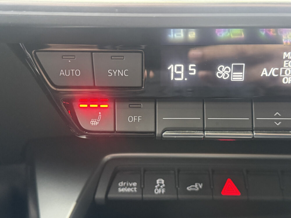 Audi A3 Sportback 40 TFSI e Business edition // S-LINE!! // NAVI // PDC // STOELVERWARMING // CRUISE // CLIMA // 18