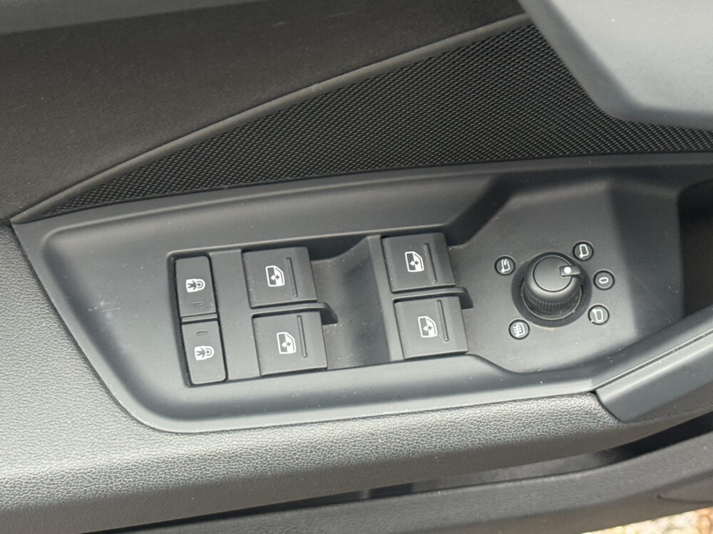 Audi A3 Sportback 40 TFSI e Business edition // S-LINE!! // NAVI // PDC // STOELVERWARMING // CRUISE // CLIMA // 22