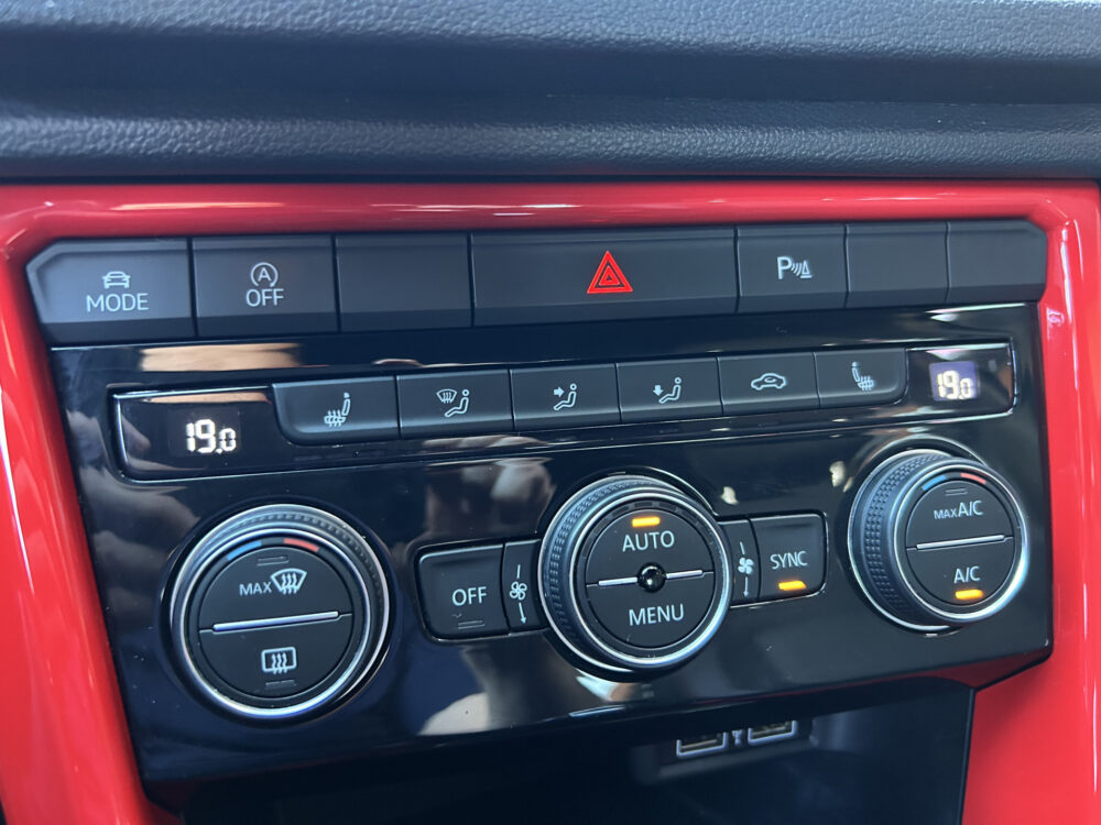 Volkswagen T-Roc 1.5 TSI Style // BEATS AUDIO // TREKHAAK // NAVI // PDC // ADAPTIVE CRUISE // APPLE CARPLAY - ANDROID AUTO // STOELVERWARMING // 16