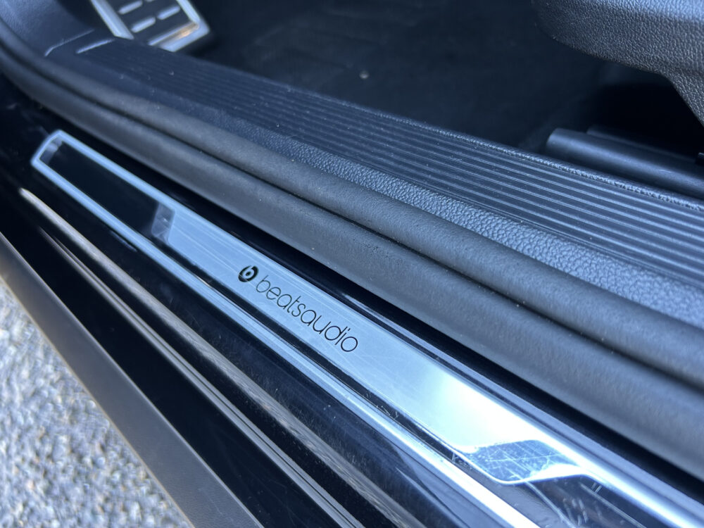 Volkswagen T-Roc 1.5 TSI Style // BEATS AUDIO // TREKHAAK // NAVI // PDC // ADAPTIVE CRUISE // APPLE CARPLAY - ANDROID AUTO // STOELVERWARMING // 19