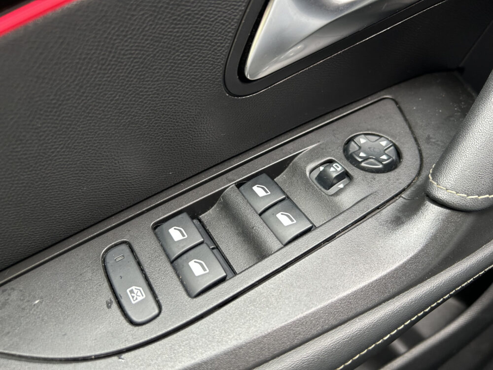 Peugeot 2008 1.2 PureTech GT-Line // NAVI // TREKHAAK// ADAPTIVE CRUISE // CAMERA // SCHUIF-KANTEL DAK 25