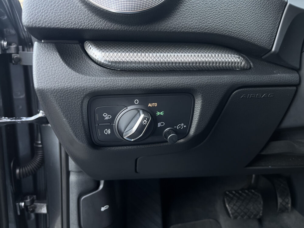 Audi A3 Sportback 40 e-tron Advance Sport // NAVI // PDC V + A // CRUISE // DIGITAAL COCKPIT! // STOELVERWARMING // 18