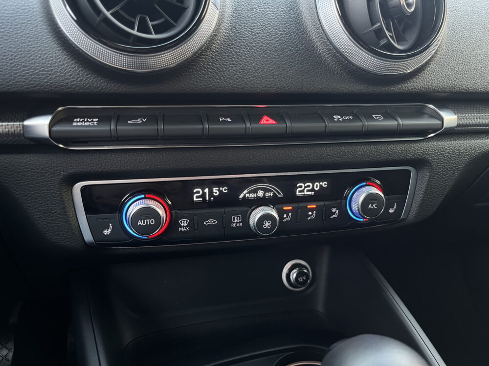 Audi A3 Sportback 40 e-tron Advance Sport // NAVI // PDC V + A // CRUISE // DIGITAAL COCKPIT! // STOELVERWARMING // 25