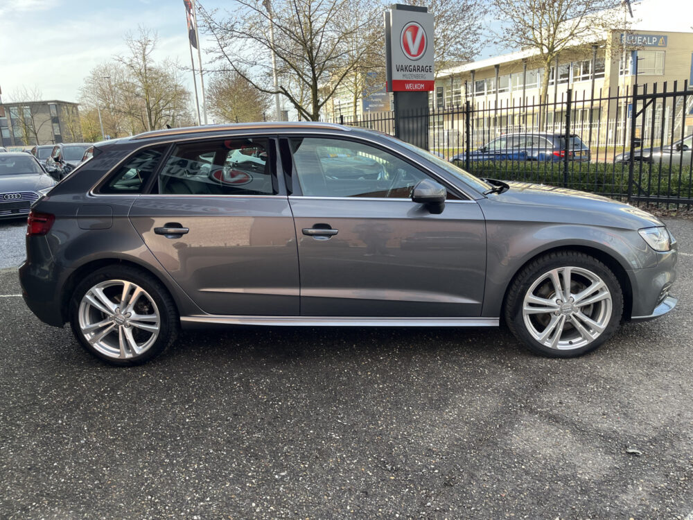 Audi A3 Sportback 40 e-tron Advance Sport // NAVI // PDC V + A // CRUISE // DIGITAAL COCKPIT! // STOELVERWARMING // 6