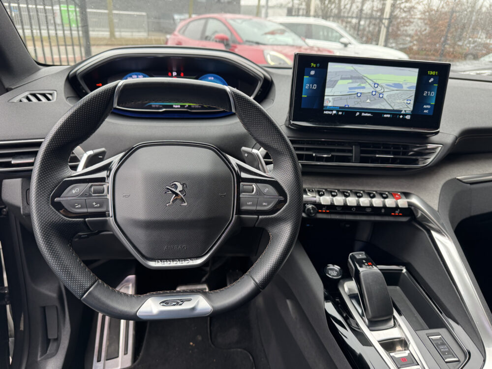 Peugeot 3008 1.6 HYbrid 225 GT // NAVI // CAMERA // CLIMA // ADAPTIVE CRUISE // DODEN HOEK SENSOR // STOELVERWARMING // 10