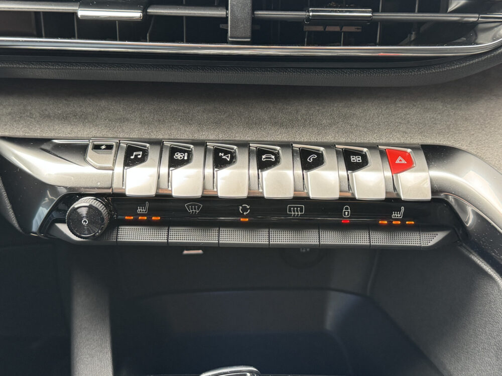 Peugeot 3008 1.6 HYbrid 225 GT // NAVI // CAMERA // CLIMA // ADAPTIVE CRUISE // DODEN HOEK SENSOR // STOELVERWARMING // 21