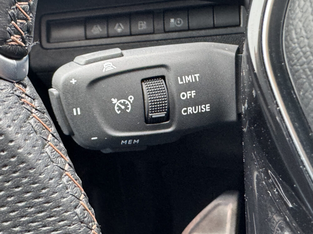 Peugeot 3008 1.6 HYbrid 225 GT // NAVI // CAMERA // CLIMA // ADAPTIVE CRUISE // DODEN HOEK SENSOR // STOELVERWARMING // 22