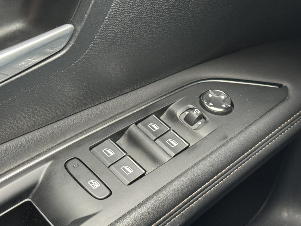 Peugeot 3008 1.6 HYbrid 225 GT // NAVI // CAMERA // CLIMA // ADAPTIVE CRUISE // DODEN HOEK SENSOR // STOELVERWARMING // 26