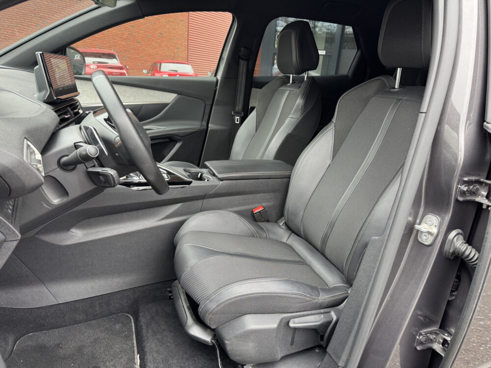 Peugeot 3008 1.6 HYbrid 225 GT // NAVI // CAMERA // CLIMA // ADAPTIVE CRUISE // DODEN HOEK SENSOR // STOELVERWARMING // 6