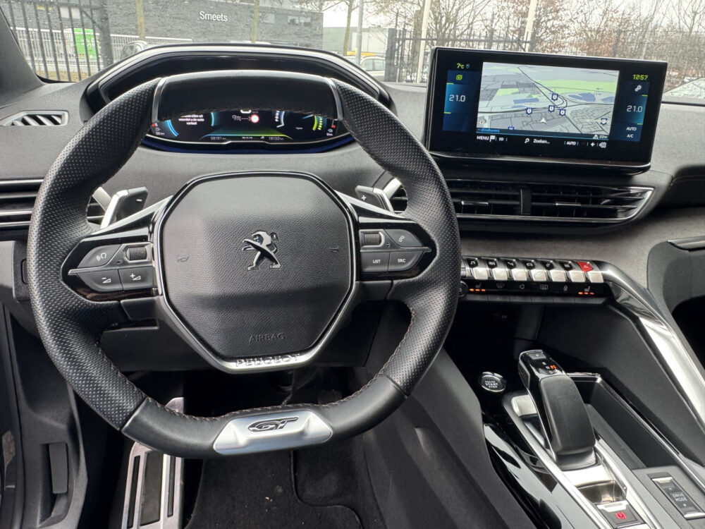 Peugeot 3008 1.6 HYbrid 225 GT // NAVI // CAMERA // CLIMA // ADAPTIVE CRUISE // DODEN HOEK SENSOR // STOELVERWARMING // 9
