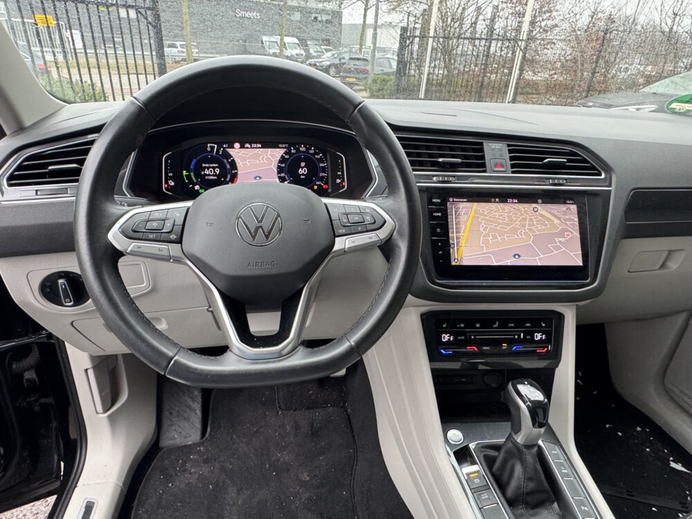 Volkswagen Tiguan 1.4 TSI eHybrid Business+ // PANO SCHUIF-DAK // NAVI // ADAPTIVE CRUISE // AFN. TREKHAAK // ELEK. ACHTERKLEP // PDC V+A // 12