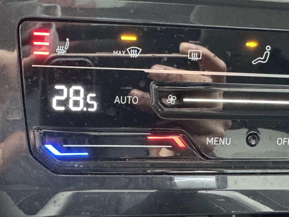 Volkswagen Tiguan 1.4 TSI eHybrid Business+ // PANO SCHUIF-DAK // NAVI // ADAPTIVE CRUISE // AFN. TREKHAAK // ELEK. ACHTERKLEP // PDC V+A // 24