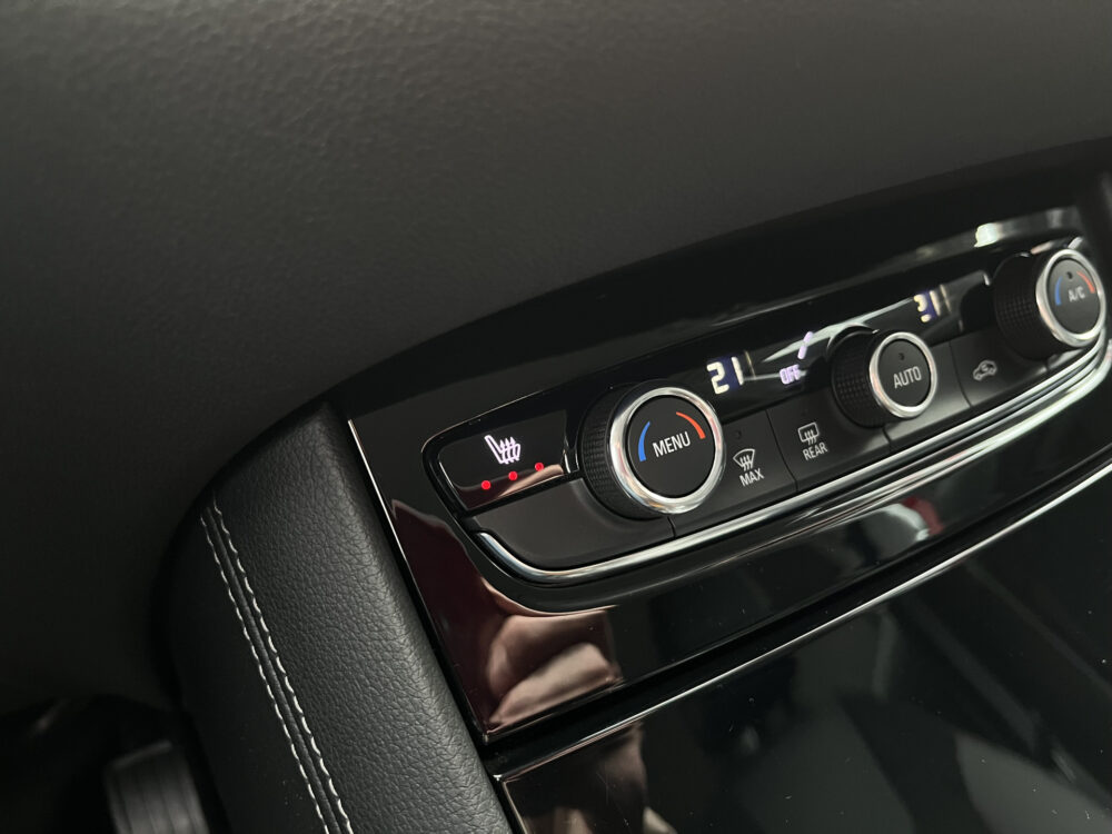 Opel Grandland X 1.6 Turbo Hybrid Business Edition UNIEKE KM STAND!!! // ADAPT. CRUISE // CAMERA+SENSOREN // NAVI+CARPLAY // STOELVERWARMING // F 22