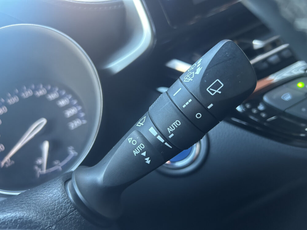 Toyota C-HR 1.8 Hybrid Executive // LED KOPLAMPEN // NAVI // CAMERA // ADAPTIVE CRUISE // STOEL + STUUR VERWARMING // 12