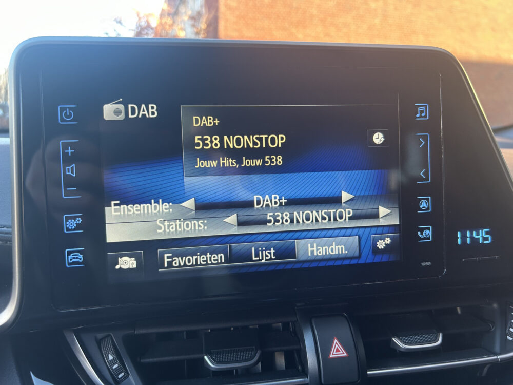 Toyota C-HR 1.8 Hybrid Executive // LED KOPLAMPEN // NAVI // CAMERA // ADAPTIVE CRUISE // STOEL + STUUR VERWARMING // 16