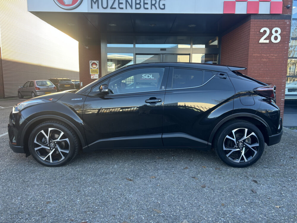 Toyota C-HR 1.8 Hybrid Executive // LED KOPLAMPEN // NAVI // CAMERA // ADAPTIVE CRUISE // STOEL + STUUR VERWARMING // 3