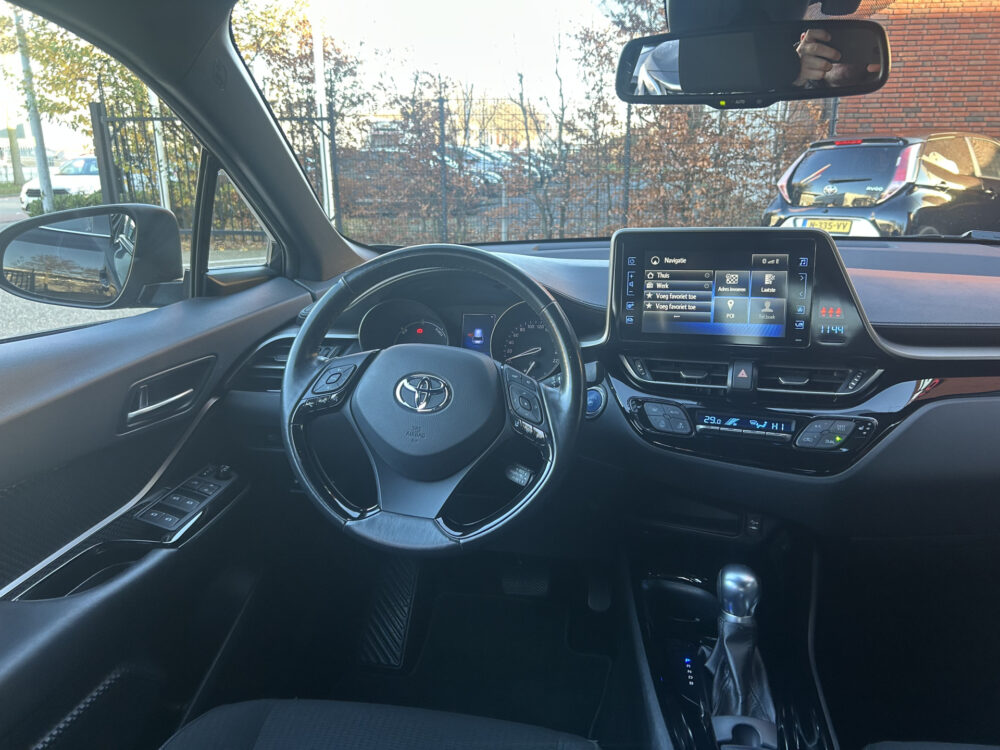 Toyota C-HR 1.8 Hybrid Executive // LED KOPLAMPEN // NAVI // CAMERA // ADAPTIVE CRUISE // STOEL + STUUR VERWARMING // 7
