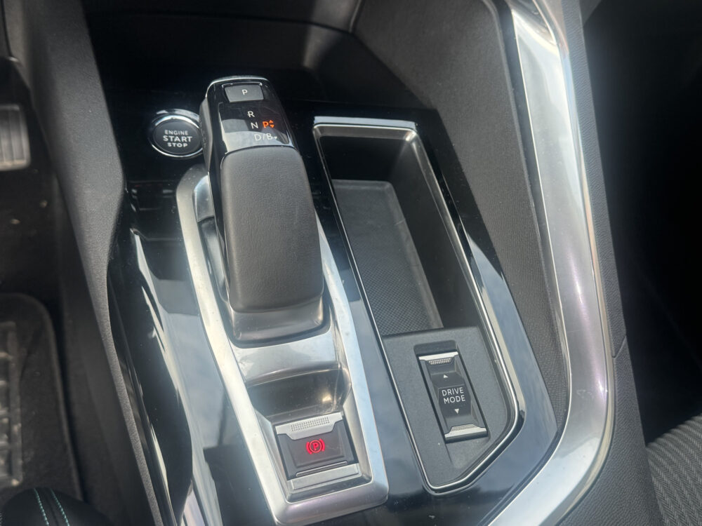 Peugeot 3008 1.6 HYbrid 225 Allure // NAVI // CLIMA // CRUISE // CAMERA // APPLE CARPLAY - ANDROID AUTO // 24