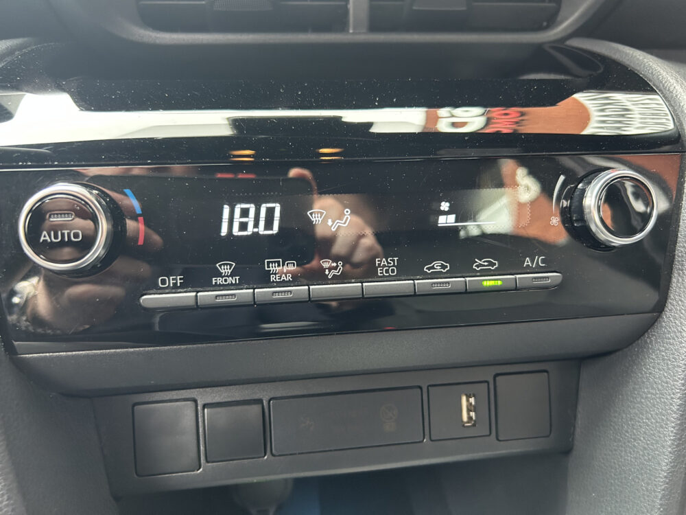 Toyota Yaris Cross 1.5 Hybrid Dynamic // ADAPT. CRUISE // FULL LED // KEYLESS // CAMERA // NAVI+CARPLAY // CLIMA // 18