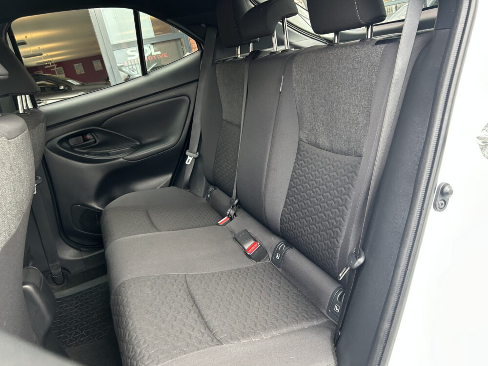 Toyota Yaris Cross 1.5 Hybrid Dynamic // ADAPT. CRUISE // FULL LED // KEYLESS // CAMERA // NAVI+CARPLAY // CLIMA // 29