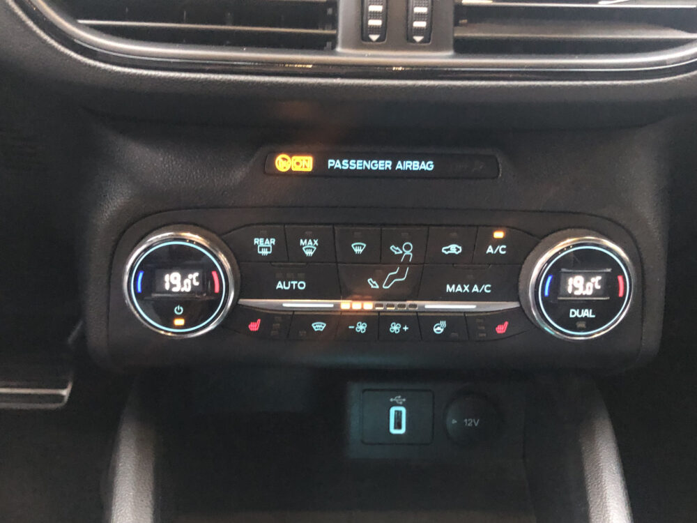 Ford FOCUS Wagon 1.5 EcoBoost ST Line Business // NAVI // TREKHAAK // CAMERA // CLIMA // STOELVERWARMING // ADAPTIVE CRUISE // AUT. INPARKEREN // 19