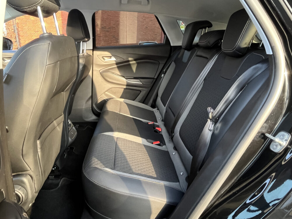 Opel Grandland X 1.6 Turbo Hybrid4 300PK!! Elegance // FULL LED // APPLE CARPLAY / ANDROID AUTO // CAMERA // PDC V+A // DAB 11