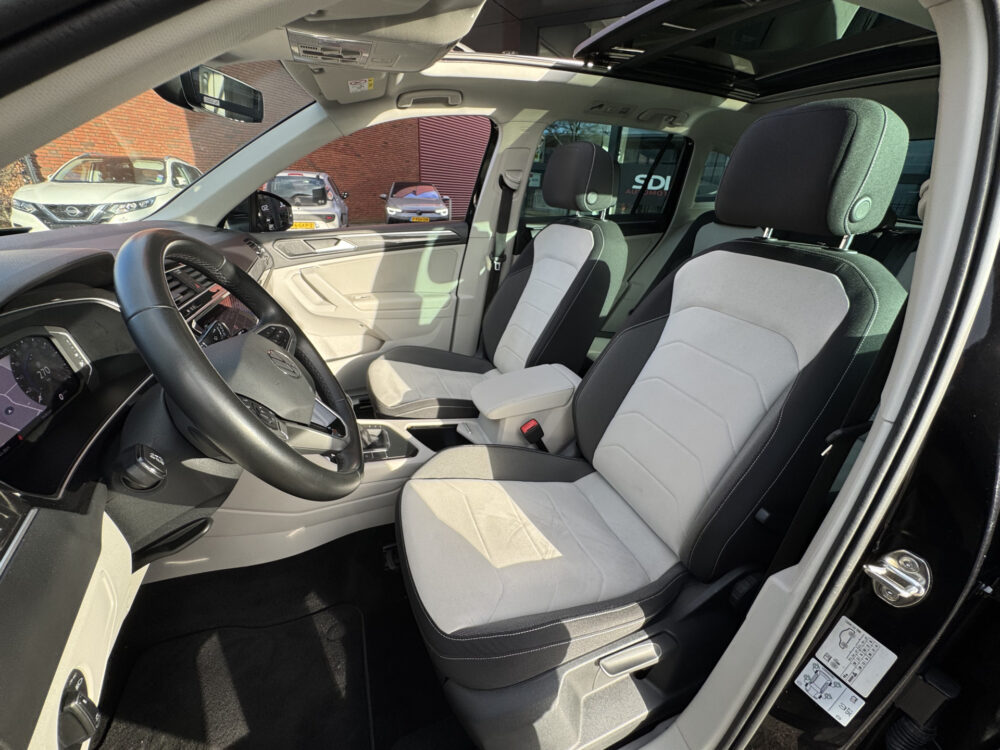 Volkswagen Tiguan 1.4 TSI eHybrid Business+ // PANO SCHUIF-DAK // IQ-Light // ADAPTIVE CRUISE // AFN. TREKHAAK // ELEK. ACHTERKLEP // PDC V+A // 10