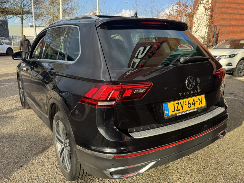 Volkswagen Tiguan 1.4 TSI eHybrid Business+ // PANO SCHUIF-DAK // IQ-Light // ADAPTIVE CRUISE // AFN. TREKHAAK // ELEK. ACHTERKLEP // PDC V+A // 3