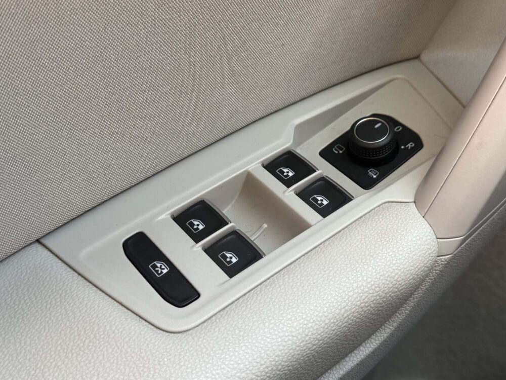 Volkswagen Tiguan 1.4 TSI eHybrid Business+ // PANO SCHUIF-DAK // IQ-Light // ADAPTIVE CRUISE // AFN. TREKHAAK // ELEK. ACHTERKLEP // PDC V+A // 34