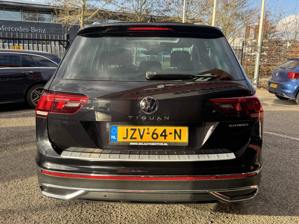 Volkswagen Tiguan 1.4 TSI eHybrid Business+ // PANO SCHUIF-DAK // IQ-Light // ADAPTIVE CRUISE // AFN. TREKHAAK // ELEK. ACHTERKLEP // PDC V+A // 6