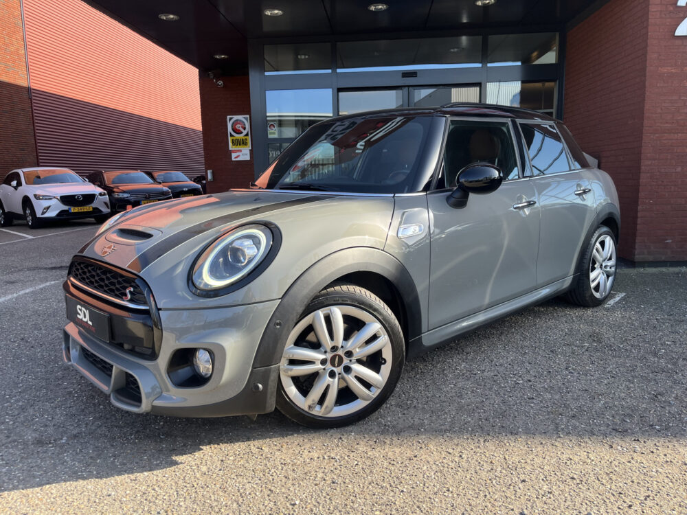 MINI Mini 2.0 Cooper S JCW // SCHUIF-KANTELDAK // LEDER // HARMAN&KARDON AUDIO // STOELVERWARMING // KEYLESS // NAVI+CARPLAY // LED // 1