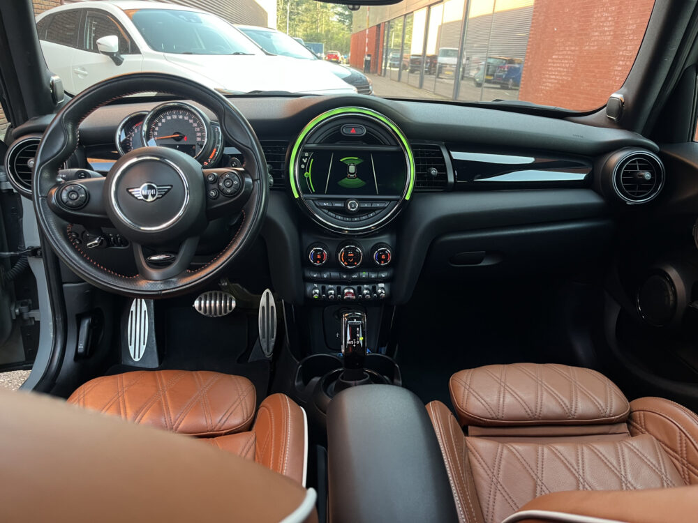 MINI Mini 2.0 Cooper S JCW // SCHUIF-KANTELDAK // LEDER // HARMAN&KARDON AUDIO // STOELVERWARMING // KEYLESS // NAVI+CARPLAY // LED // 18