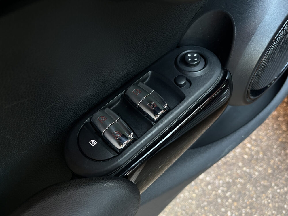 MINI Mini 2.0 Cooper S JCW // SCHUIF-KANTELDAK // LEDER // HARMAN&KARDON AUDIO // STOELVERWARMING // KEYLESS // NAVI+CARPLAY // LED // 19