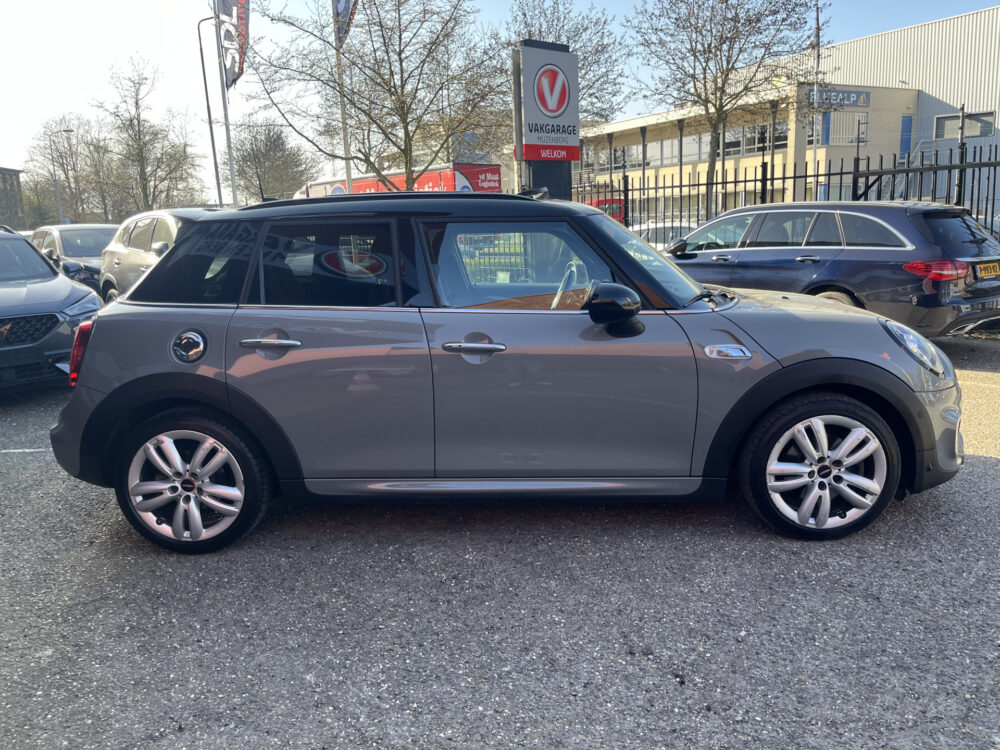 MINI Mini 2.0 Cooper S JCW // SCHUIF-KANTELDAK // LEDER // HARMAN&KARDON AUDIO // STOELVERWARMING // KEYLESS // NAVI+CARPLAY // LED // 6