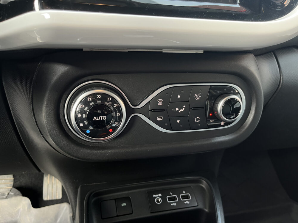 Renault Twingo Z.E. R80 Série Limitée Vibes // LED // CRUISE // HALF LEDER // CAMERA+SENSOREN // NAVI // STOELVERWARMING // 24