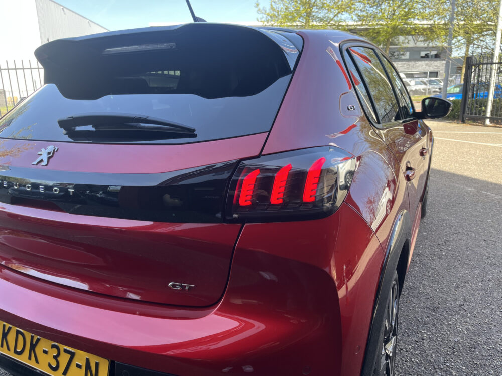 Peugeot 208 1.2 PureTech GT // FULL LED // HALF LEDER // DODEHOEK // 3D COCKPIT // CAMERA+SENSOREN // NAVI+CARPLAY // 12