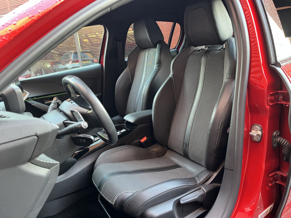 Peugeot 208 1.2 PureTech GT // FULL LED // HALF LEDER // DODEHOEK // 3D COCKPIT // CAMERA+SENSOREN // NAVI+CARPLAY // 14